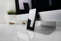 01 iPhone an iMac