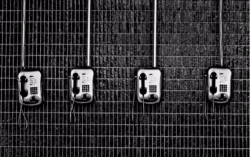 mbr-2-676×507 Abbildung 3 Telefone an Wand